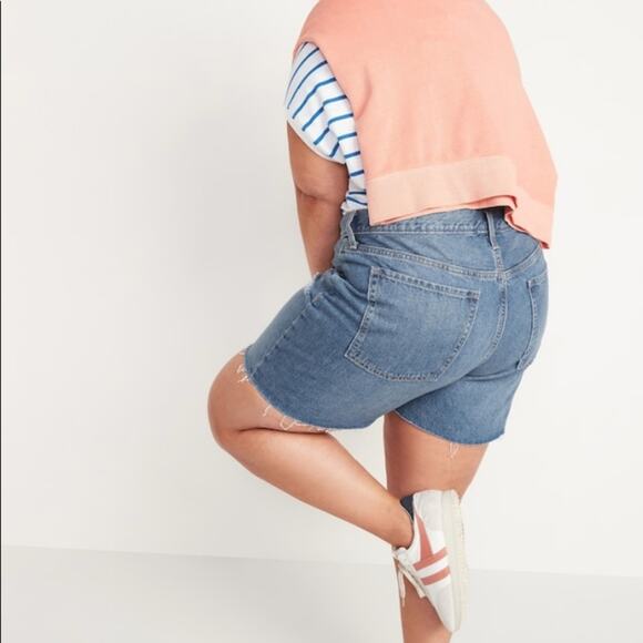 Old Navy med wash High Waisted  Slouchy Straight Cutoff Jean Shorts - Picture 7 of 14